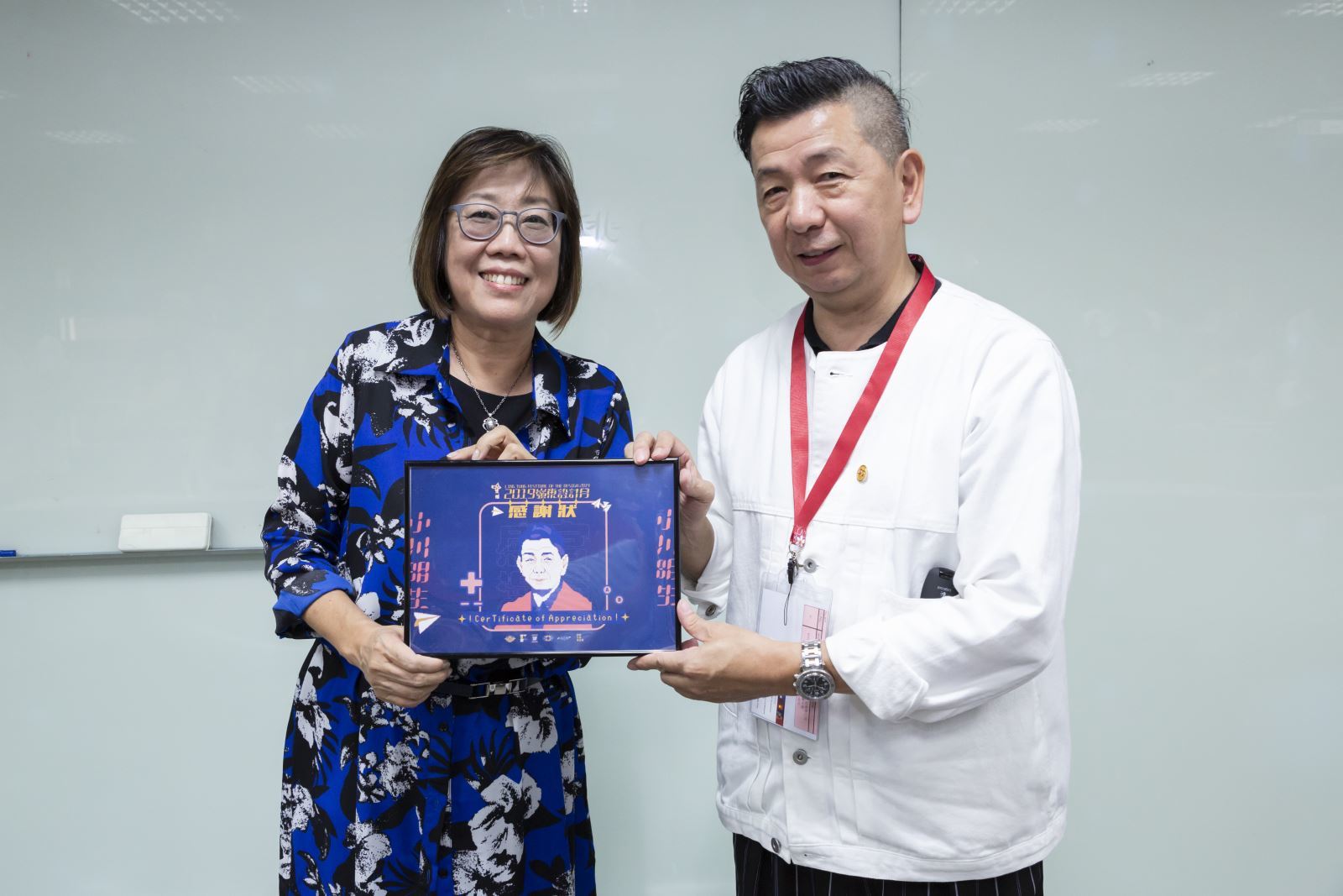 嚴副校長頒發感謝狀給小川明生